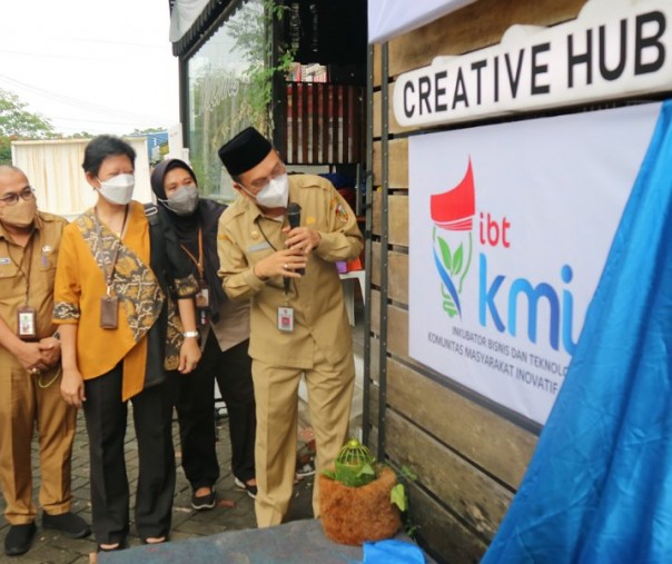 Kepala Balitbang Pekanbaru Azwan saat meresmikan Sekretariat IBT-KMIP di Gedung Caraka Creative Hub, Jalan Arifin Ahmad pada 11 April 2022. Foto: Istimewa. 