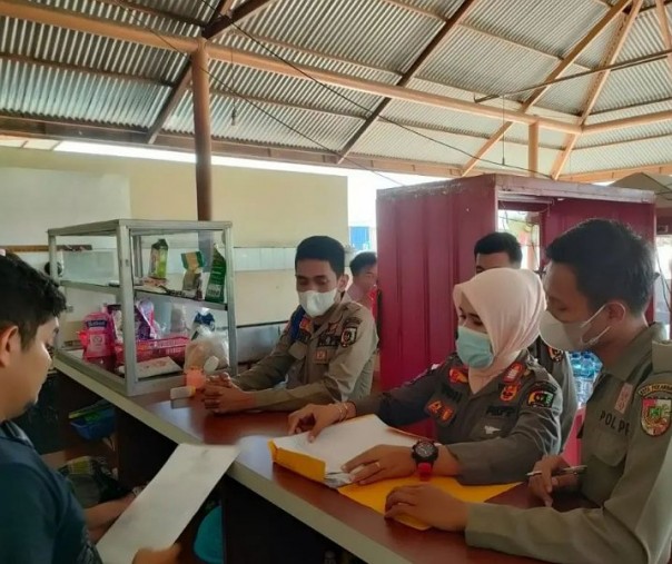 Petugas Satpol PP Pekanbaru saat memeriksa dokumen pemilik warung makan. Foto: Istimewa. 