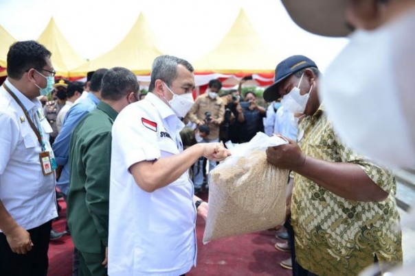 Saat gubri Syamsuar serahkan Alsintan pada kelompok tani