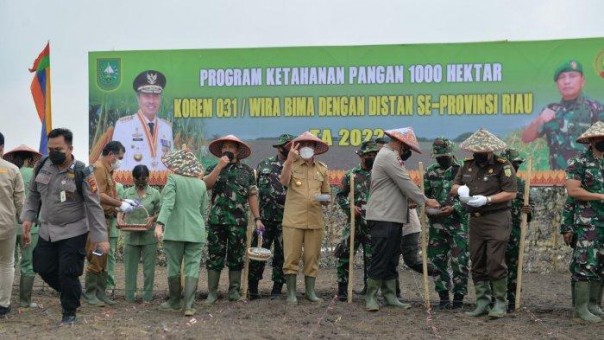 Gubri bersama Forkopimda pada program pertanian Korem 031/WB