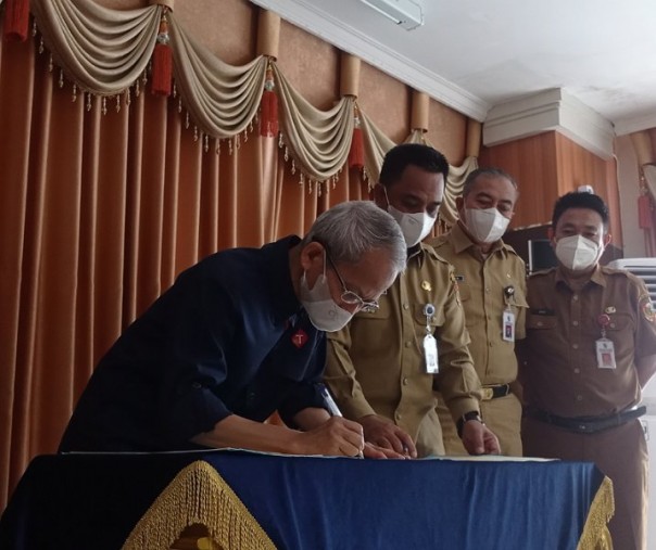 Pihak Telkomsel dan Sekdako Pekanbaru M Jamil menandatangani kerja sama penambahan kapasitas jaringan di Kompleks Perkantoran Tenayan Raya, Selasa (19/4/2022). Foto: Surya/Riau1.