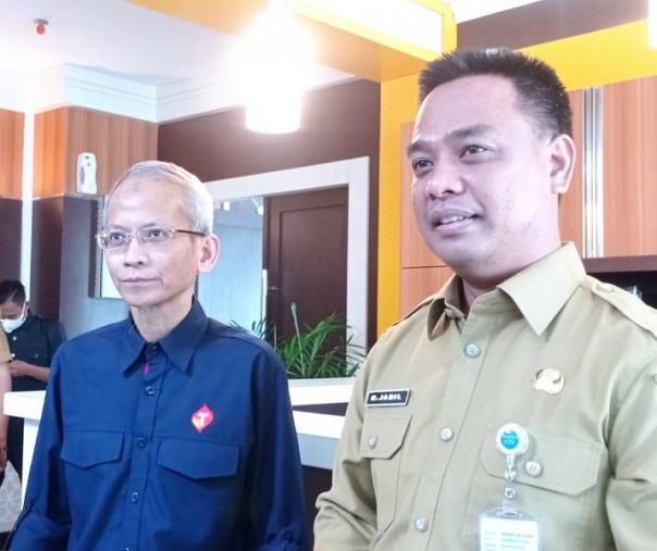 Sekdako Pekanbaru M Jamil bersama General Manager Network Development Controller Telkomsel Area Sumatera Hustrik Lanov Z Titus. Foto: Surya/Riau1.