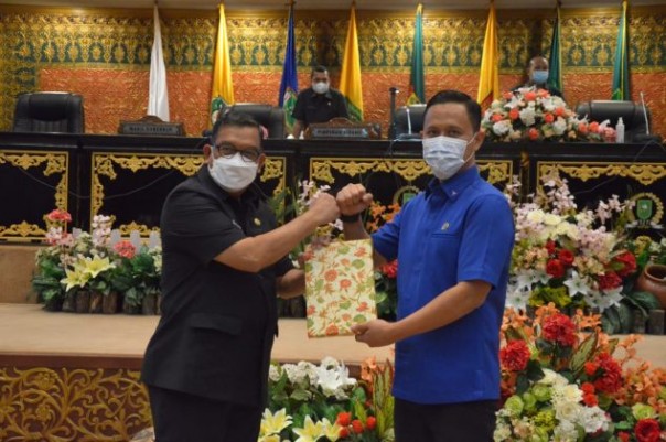 Wakil Ketua DPRD Riau Agung Nugroho  salam komando dengan Wagubri Edy Natar dalam rapat paripurna