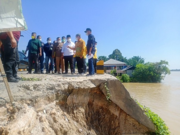 ruas jalan yang longsor