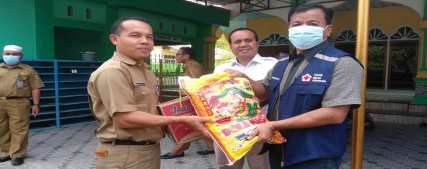 Plt Bupati Kuansing, Suhardiman Amby salurkan bantuan 
