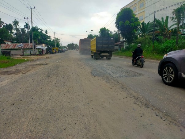 Proyek Pecing Jalan Lintas Rengat - Pematangreba Inhu Meresahkan Pengguna Jalan, Debu dan Kerikil Berserakan 