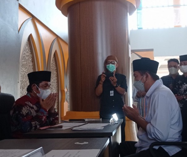 Wali Kota Pekanbaru Firdaus saat membayar zakat fitrah di Masjid Agung Al Firdau di Kompleks Perkantoran Tenayan Raya, Rabu (27/4/2022). Foto: Surya/Riau1.