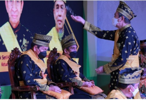 Saat pengukuhan oleh Gubri Syamsuar