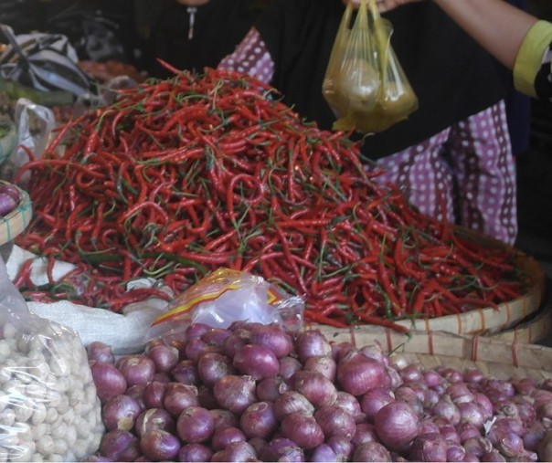 Dagangan bawang merah dan cabai. Foto: Surya/Riau1.