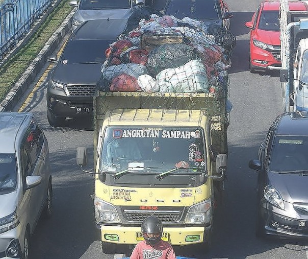 Mobil angkutan sampah di Pekanbaru. Foto: Surya/Riau1.