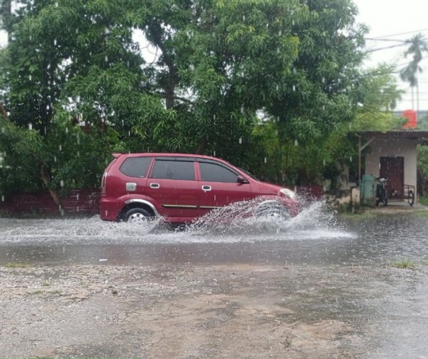 Kondisi jalan di Kecamatan Sukajadi Pekanbaru saat hujan deras. Foto: Surya/Riau1.