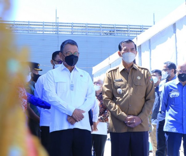 Wali Kota Pekanbaru Firdaus (kanan) saat mendampingi Menteri ESDM Arifin Tasrif saat meresmikan dan meninjau PLTGU 275 MW di Kawasan Industri Tenayan pada 12 Mei 2022. Foto: Istimewa.