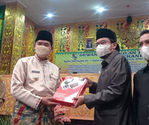 Wali Kota Pekanbaru Firdaus menyerahkan dokumen LKPj kepada pimpinan DPRD, Selasa (17/5/2022). Foto: Surya/Riau1.