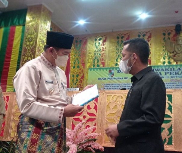 Wali Kota Pekanbaru Firdaus menyerahkan dokumen LKPj kepada pimpinan DPRD, Selasa (17/5/2022). Foto: Surya/Riau1.