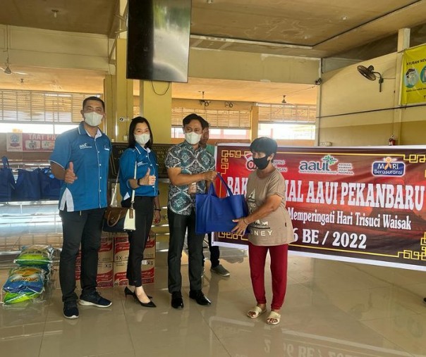 Ketua AAUI Cabang Pekanbaru Saeful Hadi Teguh saat memberikan bantuan paket sembako di Rumah Duka Yayasan Sosial Panca Bhakti Abadi Rumbai, Rabu (18/5/2022). Foto: Surya/Riau1.