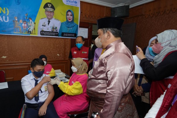 Sekdaprov Riau, SF Hariyanto tinjau imunisasi 