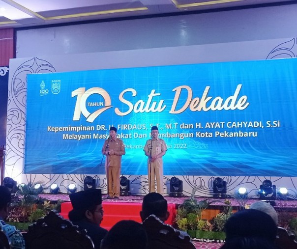 Wali Kota Pekanbaru Firdaus bersama Wakil Wali Kota Ayat Cahyadi saat pamit di hadapan tokoh masyarakat Riau dan Forkompimda di Aula Gedung Utama Kompleks Perkantoran Tenayan Raya, Kamis (19/5/2022). Foto: Surya/Riau1.