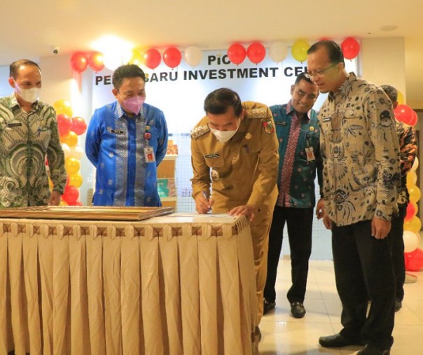 Wali Kota Pekanbaru meresmikan aplikasi Pekanbaru Investment Center di Mal Pelayanan Publik, Kamis (19/5/2022). Foto: Istimewa. 