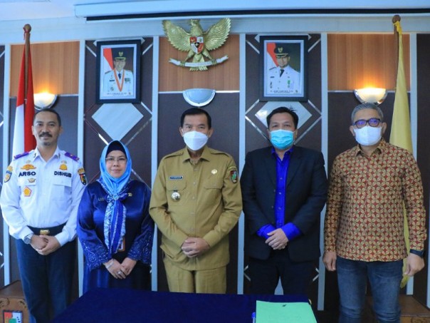 Wali Kota Pekanbaru Firdaus bersama Asisten II El Syabrina usai meneken SK Direksi dan Komisaris PT TPM, Jumat (20/5/2022). Foto: Istimewa. 