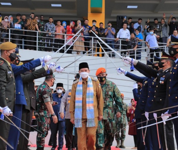 Wali Kota Pekanbaru Firdaus dilepaa pedang pora sebagai tanda akan meninggalkan jabatannya pada 22 Mei 2022. Foto: Istimewa. 