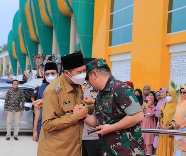 Wali Kota Pekanbaru Firdaus salam perpisahan dengan Forkopimda di Masjid Al Firdaus, Kompleks Perkantoran Tenayan Raya pada 19 Mei 2022. Foto: Istimewa. 