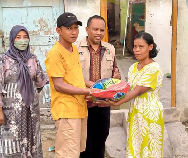 Kabid Perlindungan dan Jaminan Sosial Dinsos Pekanbaru Hoirul Efendi (tengah) menyerahkan bantuan kepada korban badai di Kecamatan Senapelan, Selasa (24/5/2022). Foto: Istimewa. 