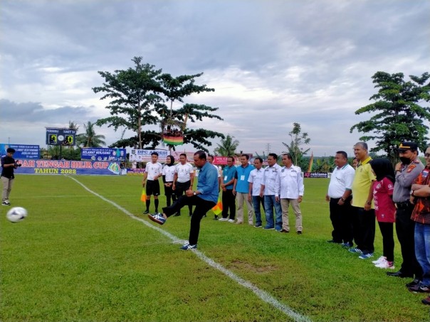 Kelmi Amri lakukan tendangan pertama tanda turnamen dibuka