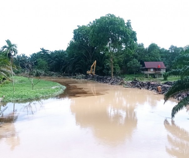 Alat berat Dinas PUPR Pekanbaru saat mengeruk area pertemuan Sungai Batak dengan Sungai Sail. Foto: Surya/Riau1.