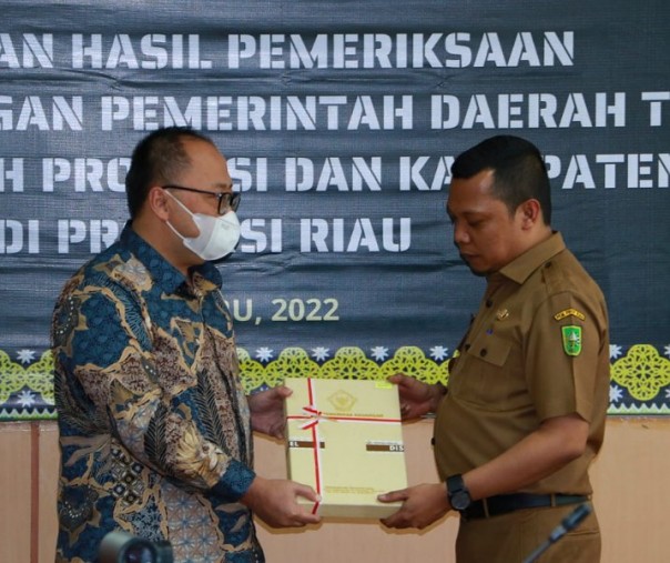 Pj Wali Kota Pekanbaru Muflihun menerima Laporan Hasil Pemeriksaan dari BPK Riau, Senin (30/5/2022). Foto: Istimewa. 