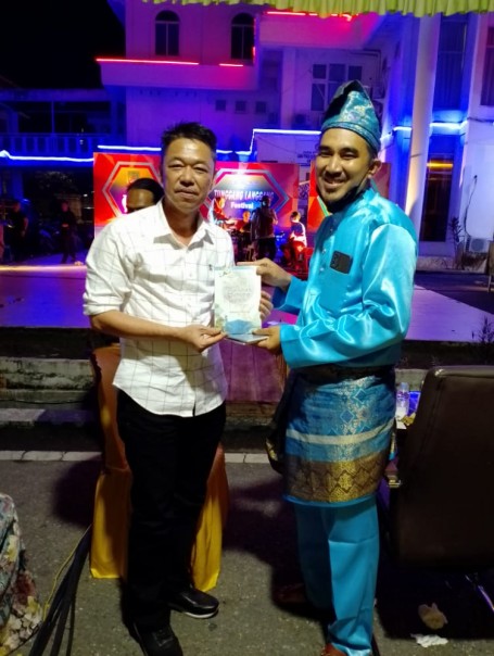 Bupati Rohil saat teima buku anak burung meraih mimpi