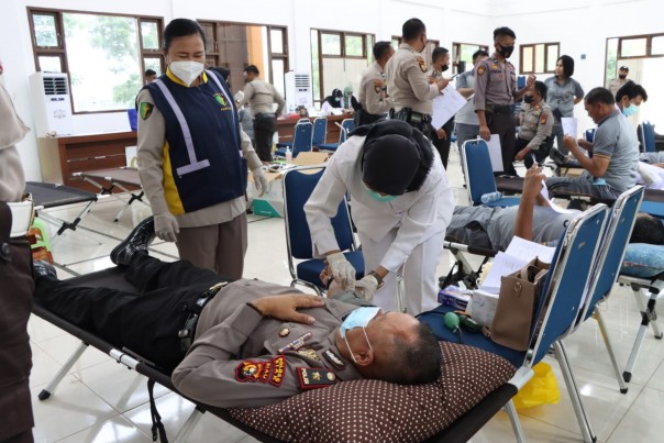 Saat donor darah berlangsung