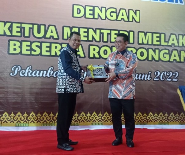 Pj Wali Kota Pekanbaru Muflihun menerima cendera mata dari Ketua Menteri Malaka Datuk Seri Utama Haji Sulaiman bin Muhammad Ali, Kamis (9/6/2022). Foto: Surya/Riau1.