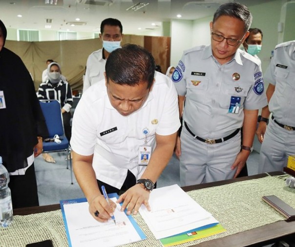 Direktur RSD Madani Pekanbaru Dokter Arnaldo Eka Putra menandatangani kerja sama Jasa Raharja Riau. Foto: Istimewa. 