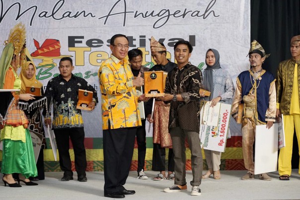 Pemkab Inhil Apresiasi Pagelaran Festival Bangsawan Klasik 2022.