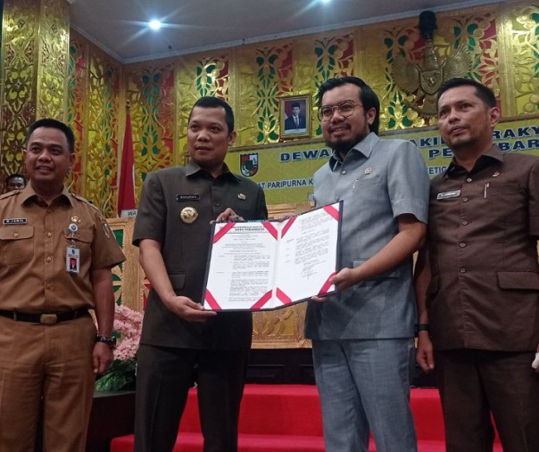 Pj Wali Kota Pekanbaru Muflihun menerima rekomendasi Pansus LKPj 2021 dari pimpinan DPRD, Senin (13/6/2022). Foto: Surya/Riau1.