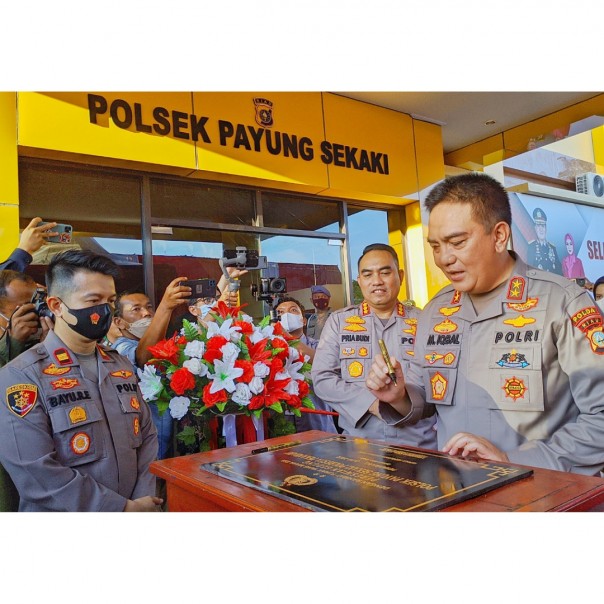 Kapolda Riau Irjen Mohammad Iqbal menandatangani prasasti saat peresmian oeprasional gedung Polsek Payung Sekaki yang baru, Selasa sore.