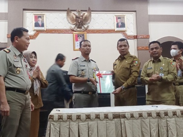 Kepala BPN Memby Untung Pratama menyerahkan sertifikat tanah Sport Center kepada Pj Wali Kota Pekanbaru Muflihun disaksikan Kepala Kanwil BPN Riau M Syahrir di MPP, Selasa (14/6/2022). Foto: Surya/Riau1.