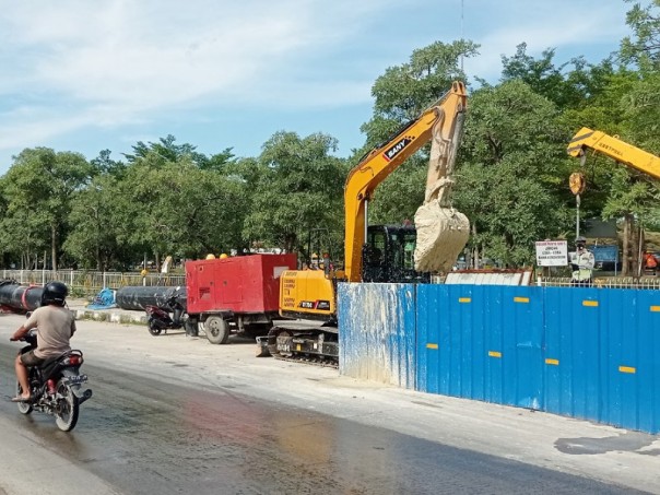 Alat berat tengah memasang pipa air bersih PDAM Tirta Siak di RTH Tunjuk Ajar, Jalan Riau, Rabu (15/6/2022). Foto: Surya/Riau1.