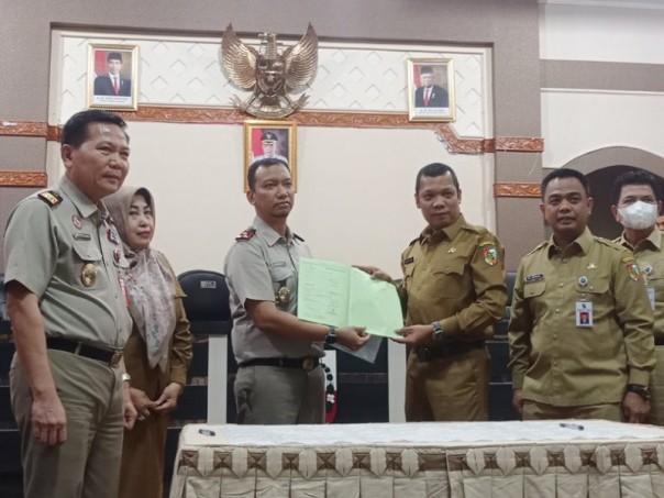 Pj Wali Kota Pekanbaru Muflihun menerima 22 sertifikat tanah Pemko dari Kepala BPN Pekanbaru Memby Untung Pratama, Selasa (14/6/2022). Foto: Surya/Riau1.