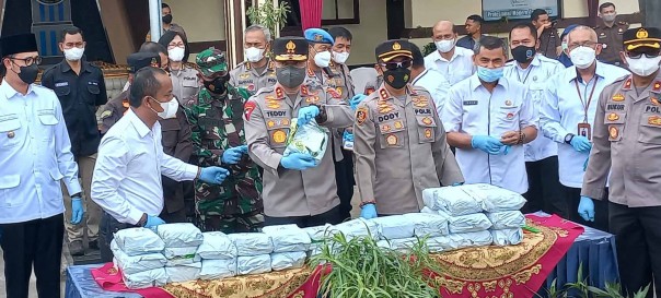 Saat pemusnahan sebagain sabu hasil pengungkapan kasus di Mapolres Bukittinggi