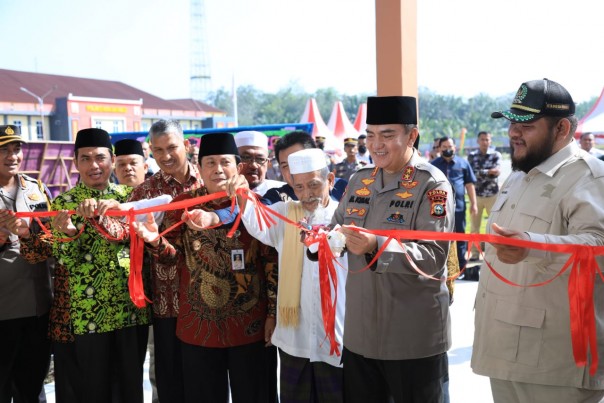 pengguntingan pita tanda peresmian masjid