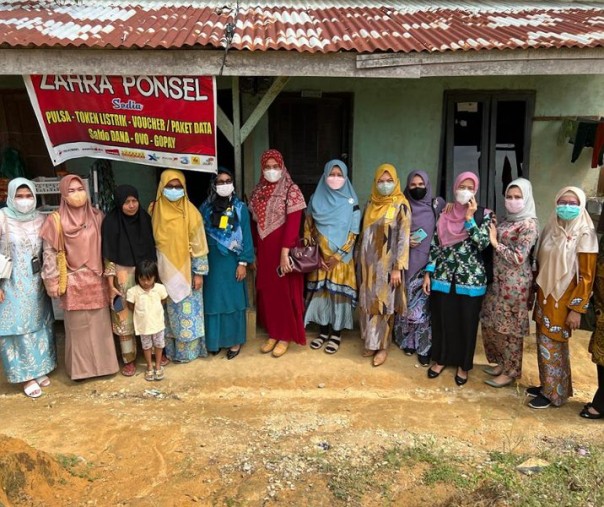 Jajaran Dinkes Pekanbaru dan Dinkes Riau saat meninjau balita penderita stunting di Kelurahan Industri Tenayan, Kecamatan Tenayan Raya pada 17 Juni 2022. Foto: Istimewa. 