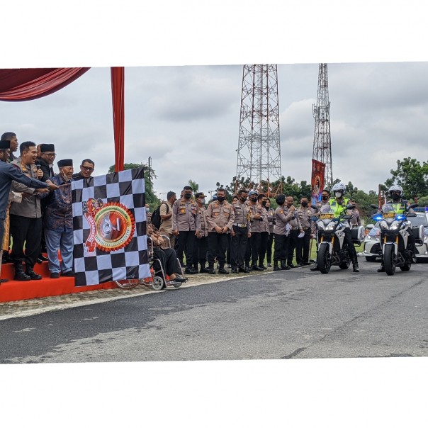 Pelepasan Bansos secara simbolis oleh Kapolda Riau Irjen Mohammad Iqbal, Senin pagi.