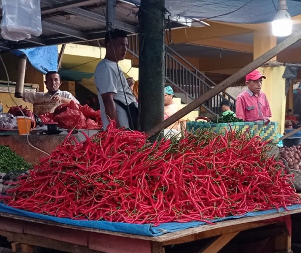Pedagang cabai merah di Jalan Agus Salim. Foto: Surya/Riau1.