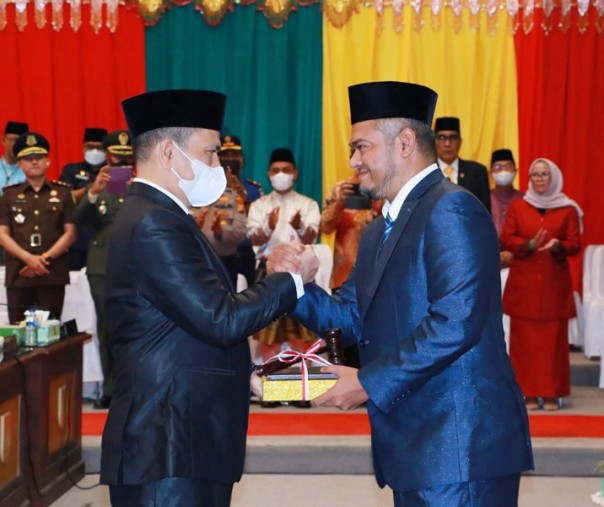Sabarudi menerima palu sidang dari Hamdani usai dilantik sebagai ketua DPRD Pekanbaru, Selasa (21/6/2022). Foto: Istimewa. 
