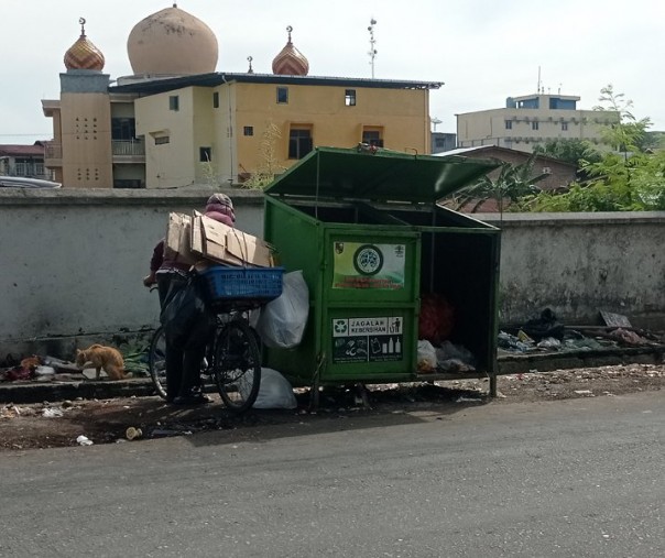 TPS sampah resmi yang didirikan DLHK Pekanbaru di persimpangan Hotel Jatra, Jalan Tengku Zainal Abidin. Foto: Surya/Riau1.