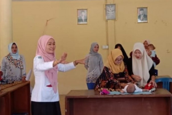  Senita Riskiwahyuni saat menjalankan tugas sebagai bidan desa
