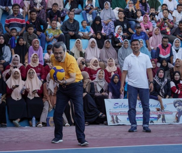 Gubri Syamsuar buka liga voli