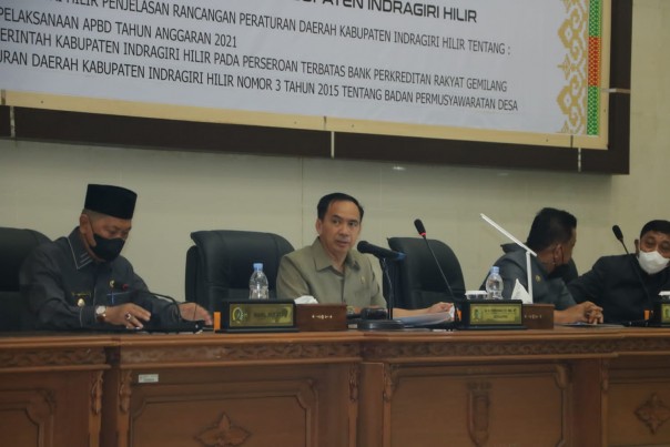 Ketua DPRD Inhil memberikan tanggapan dan penyampaian.