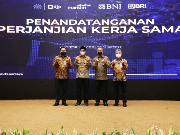 Direktur Jenderal Pajak Suryo Utomo foto bersama Dirut Bank Mandiri, BNI, dan BRI usai penandatanganan kerja sama di Aula Chakti Buddhi Bhakti, Kantor Pusat DJP, Rabu (29/6/2022). Foto: DJP. 